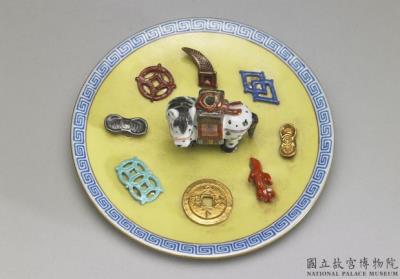 图片[3]-Incense stick holder in the shape of a horse with the Eight Treasures in famille rose on a yellow ground, Qing dynasty, Qianlong reign (1736-1795)-China Archive